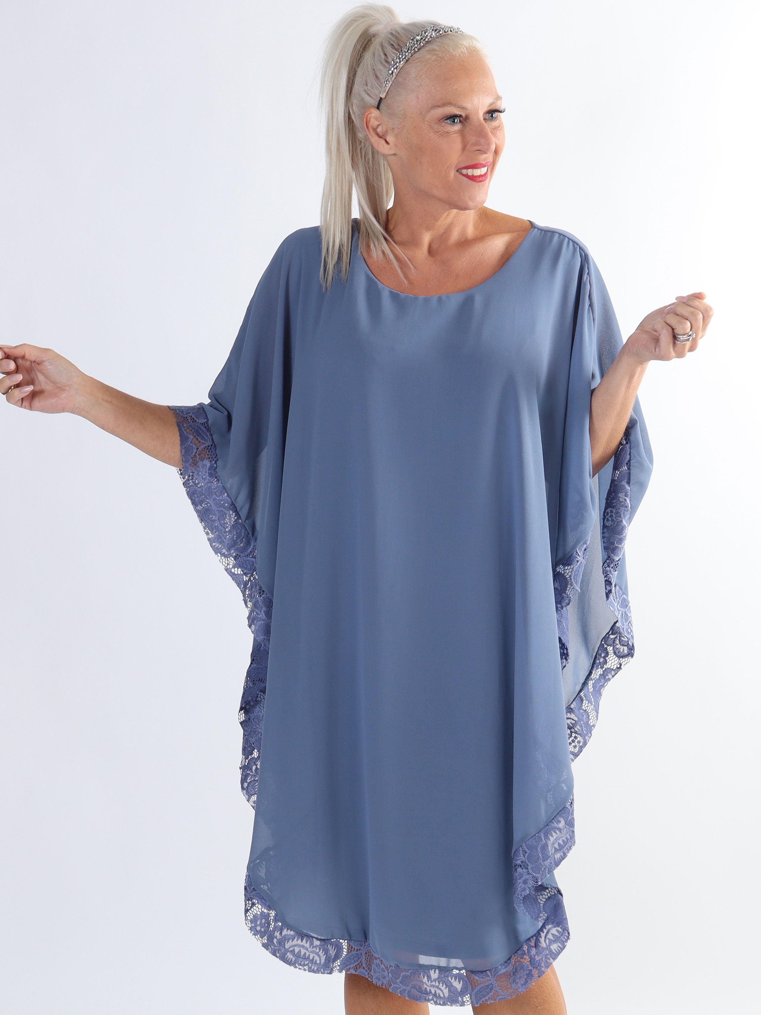 Kenya Edge - Plus size tunikakjole med chiffonlag og blondekant